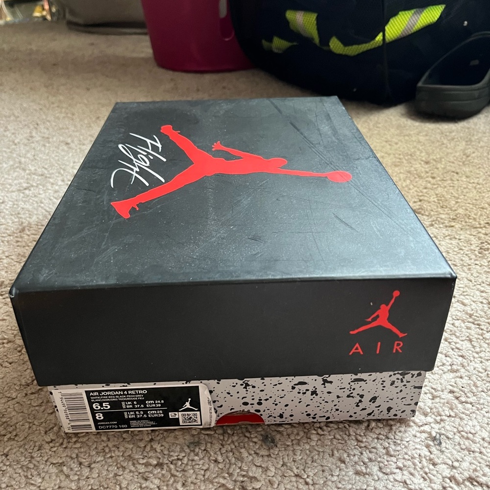 Jordan 4 - Picture 5 of 5